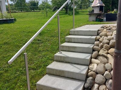 Flexo-Handlauf - Handlauf mit aufgeschraubten Stützen im Garten (Dietikon)