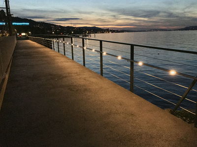 Flexo LED-Handlauf am Seeufer