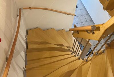 Beidseitiger Flexo Handlauf an einer Treppenmeister-Treppe
