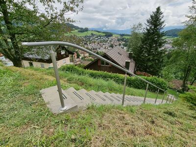 Flexo-Handlauf - Langer Aussenhandlauf mit Laminatummentelung im Dekor «Betongrau» (Wädenswil)
