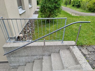Flexo-Handlauf - Normgerechter Wandhandlauf, oben mit aufgeschraubter Stütze (Seuzach)