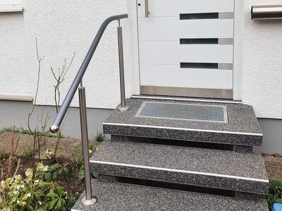 Flexo-Handlauf - Handlauf mit «Knick nach Norm» und aufgeschraubten Stützen (Frauenfeld)
