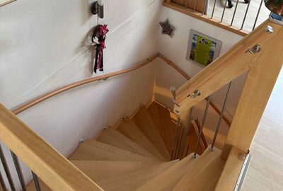 Beidseitiger Flexo Handlauf an einer Treppenmeister-Treppe