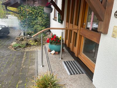 Flexo-Handlauf - Handlauf mit «Knick nach Norm» vor der Haustür (Zürich)