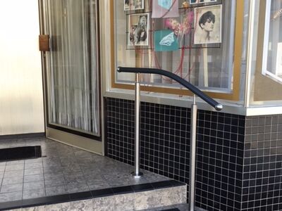 Flexo Handlauf vor einem Laden