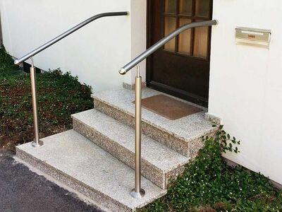 Flexo Handlauf - Beidseitiger Handlauf bei einem Hauseingang in Illnau
