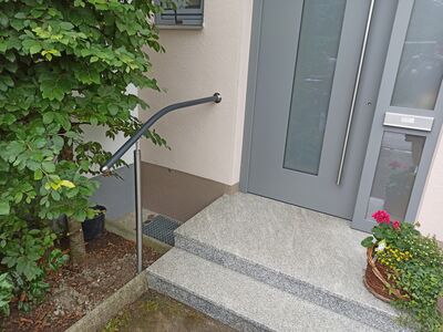 Flexo-Handlauf - Handlauf im Dekor «Hammerschlag» beim Hauseingang (Kefikon)