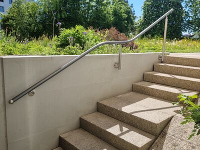 Flexo-Handlauf - Aussenhandlauf bei einem Treppenaufgang in Oetwil am See